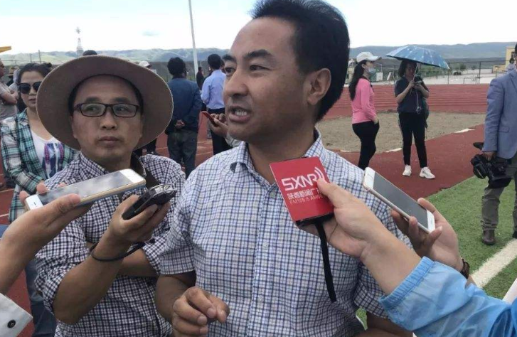 警察冒着大雨帮助他们的家人。逃犯被转移投降了