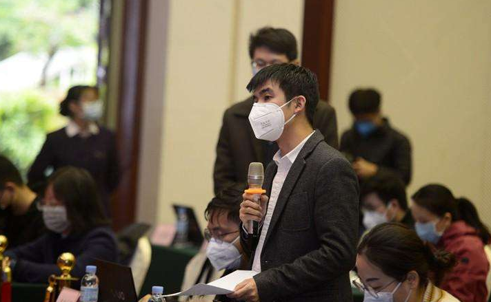 鞍山市政府常务会议召开