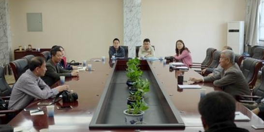 居民在楼上吸烟。有人烧了废品