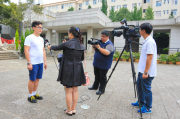 走廊里的鞋架着了火，弄黑了墙壁和街道，以帮助粉刷它们