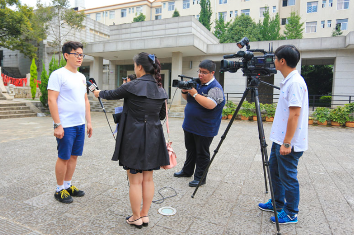 [热爱国情，奋斗]在振兴发展中不等人——访完成市政府干部优秀工作的黄